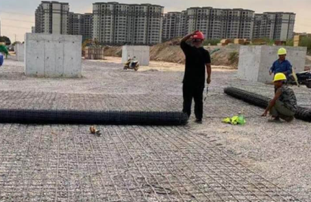 桦南土工格栅铺设前地基要怎么处理？
